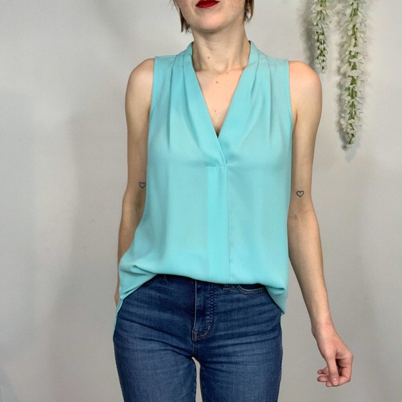 NWOT VINCE CAMUTO sleeveless v-neck blouse high low hem - Picture 7 of 11